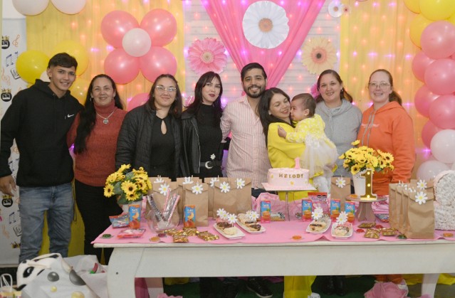 Sixto_Foto's tweet photo. El 1er añito de Melody Toledo Graf se vivió con el especial festejo y toda la alegria familiar.
📌Mirá todas las fotos de esta cobertura en el link
👉https://t.co/2xXnfSf0Ux https://t.co/kU5zJS6jwq
