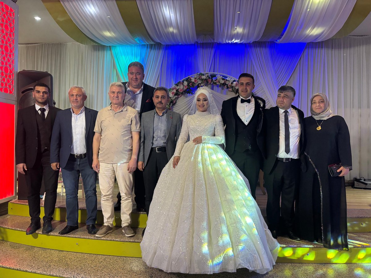 Yörük ve Coşgun ailelerinin kıymetli evlatları Merve ile Mustafa’nın düğünlerine katılarak mutluluklarını paylaştık. Sevgili gençlerimizi ve ailelerini tebrik ediyor, ömür boyu mutluluklar diliyorum.