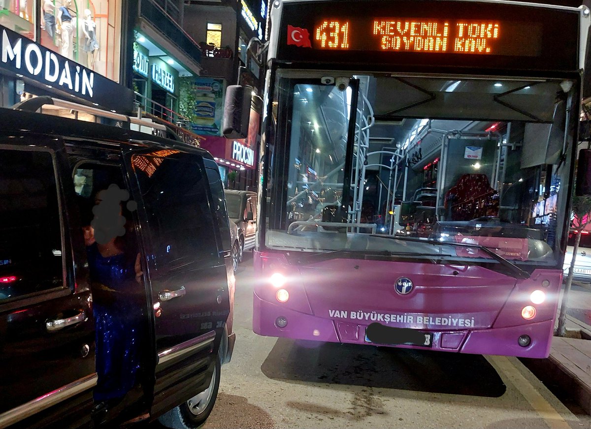 Van’da trafik çilesi sürüyor , uygunsuz parklar sürücülere zor anlar yaşatmaya devam ediyor...
sondakikavanhaber.com/vanda-trafik-c…