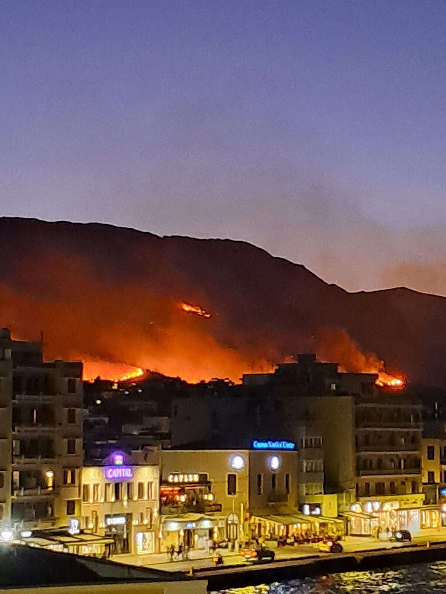 Σε άλλα νέα, η φωτιά στην Χίο έχει φτάσει στην πόλη.