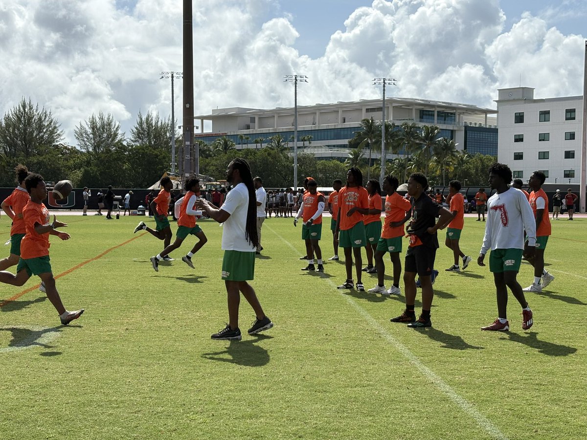 CoachT1920's tweet image. Great showing and tons of fun at the 7v7 @CanesFootball Thank you @CoachRumph16 for the hospitality. The Blanche Ely Tigers are grateful! ๐
๐ #7v7 #GoTigers #TheU @blanche_ely