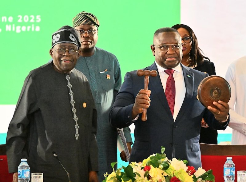 President Tinubu has handed over ECOWAS leadership to Sierra Leone’s President Maada Bio at the 65th Ordinary Session in Abuja. Bio pledged commitment to peace, integration, and democracy across West Africa.

#ECOWAS #Tinubu #MaadaBio #WestAfrica #RegionalLeadership