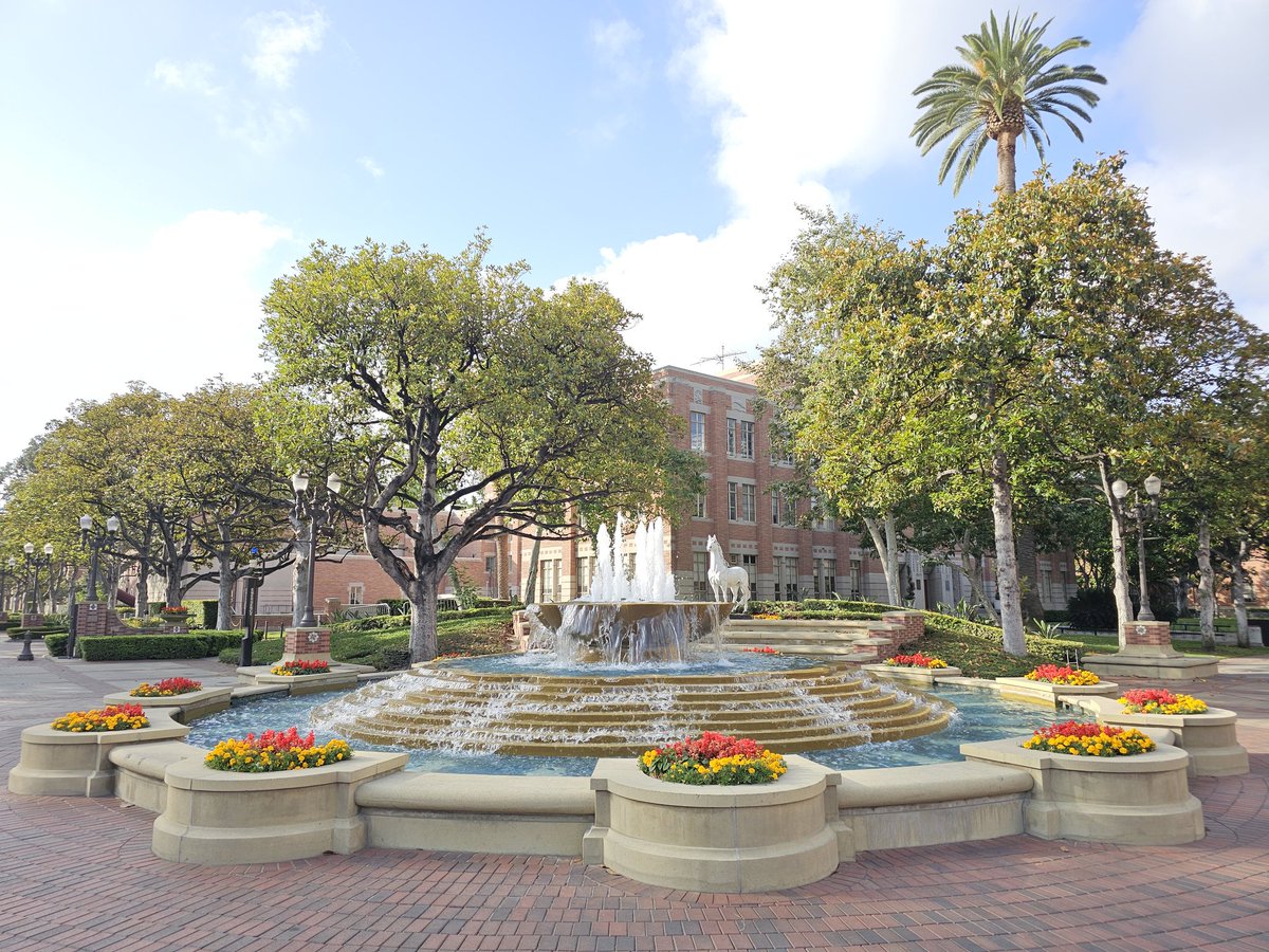 maththrills's tweet image. If you&apos;re at #RSS2025 and a #runner or #walker, you can construct routes of arbitrary length from within the secure USC campus: this is a ~5km (3 mile) &quot;2 lap&quot; route through the campus.

Quite pleasant temps and lovely scenery early in the morning...