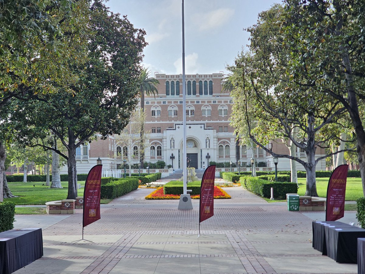 maththrills's tweet image. If you&apos;re at #RSS2025 and a #runner or #walker, you can construct routes of arbitrary length from within the secure USC campus: this is a ~5km (3 mile) &quot;2 lap&quot; route through the campus.

Quite pleasant temps and lovely scenery early in the morning...