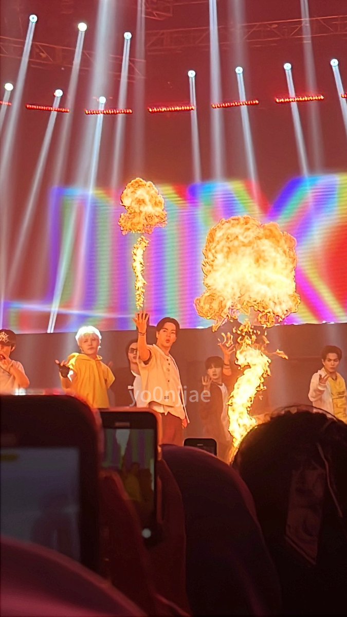 jaehyuk sang pengendali api 🔥 

sumpah je ga sengaja lagi video mau asal foto aja 😭🙏🏻

#TREASURE #트레저
#WeTreasureYouAllobank
#AlloBankFestival2025
<a href="/treasuremembers/">TREASURE</a>