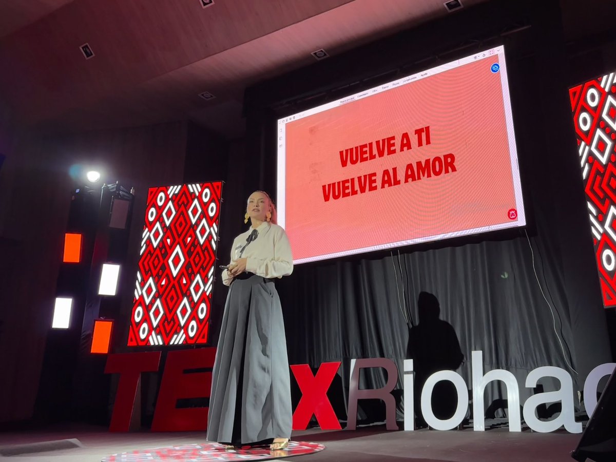 ¡Inspirador! ✨
Katherine Porto nos habló sobre el poder del amor propio y la importancia de conocerse a uno mismo. 

"Recuerda siempre que puedes volver a ti"💗

Una frase que nos deja reflexionando sobre nuestra propia historia. 

#TEDxRiohacha #KatherinePorto #TedTalk