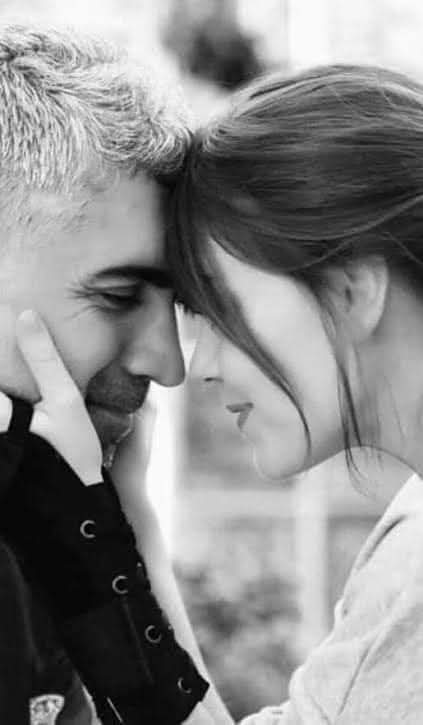 WalaaZaher7's tweet photo. رأته و قد غطى الشيب رأسه 2
فأجابها :إذا بالشيب حُلَّت..ألف حمد
فكنت أظن موتي بالغياب
وكنت على أقلِّ الظنِّ ظني
بأني فاقد حتماً صوابي
هجرت فشاب قلبي قبل شعري
ولو ظليت ما ولى شبابي
فعودي لاحتضاناتي وعودي
لما أسست من مدن السحاب
أحبكِ والشباب لو التقينا
سيرجع رغم أطنانِ الخراب.
#لولي https://t.co/3cFHV90vvs