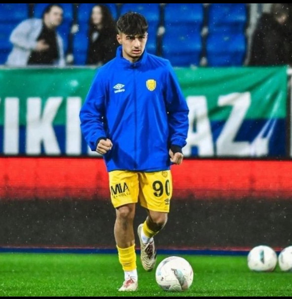 Evlat pişmeden olmuş sun çok giden oldu ama olan hep gidene oldu gitmenin de adabı olmalı bir açıklama ile olmaz bu işler Alt yapı ya girdiğinde bir yazı karşılar gençlerimizi;Yetenekleri ile gelirler karakterleri ile kalırlar diye sana emek veren bir camia olduğu için insanlar