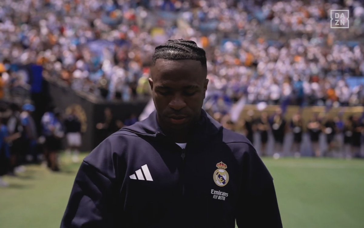 TouchlineX's tweet image. 📸 - VINICIUS ENTERS THE PITCH!