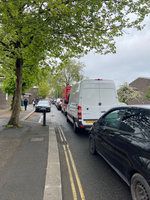 DulwichCleanAir's tweet image. Southwark stopped monitoring the roads around the Dulwich LTN when it realised it couldn't prove evaporation exists.
The last data dump showed a 25% *increase* in vehicles on East Dulwich Grove compared to pre-LTNs.
EDG has 3 senior schools and 2 nurseries.