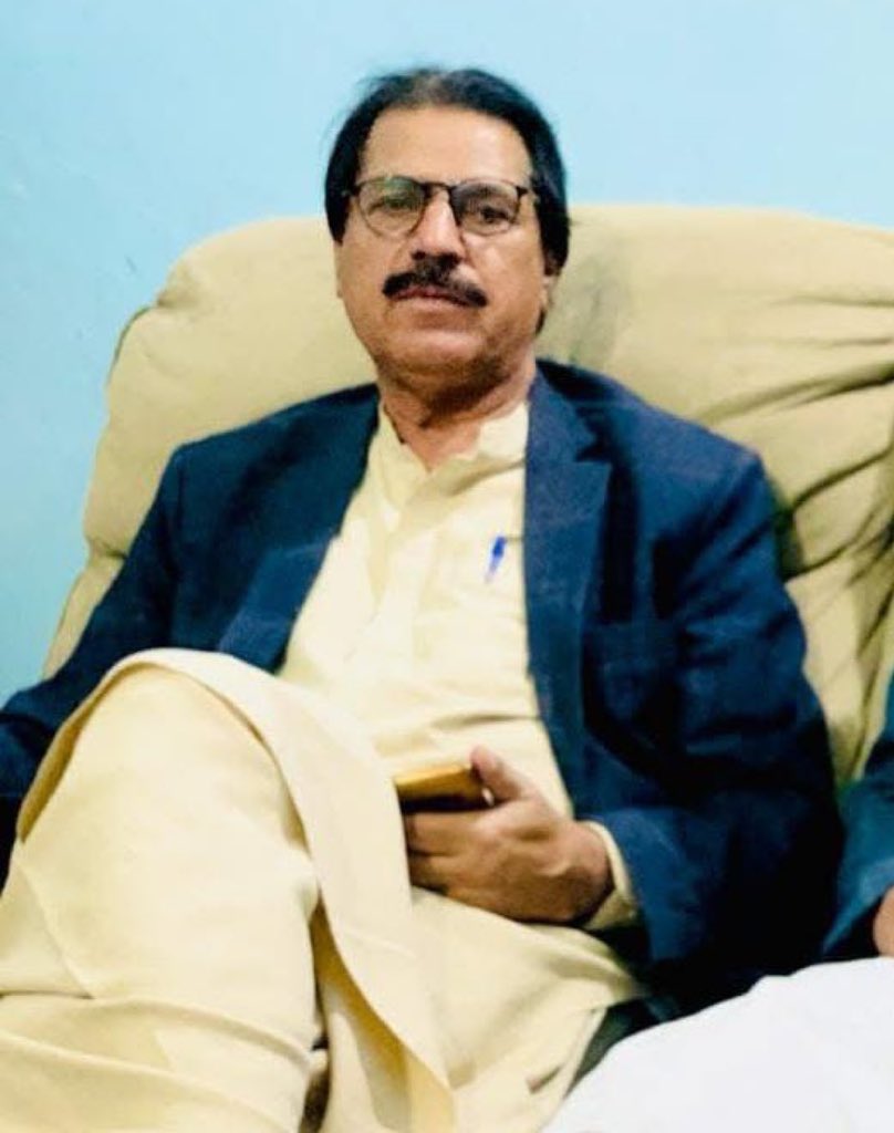 SabihaBaloch_'s tweet photo. کوئٹہ کی سڑکیں نہتّے مظاہرین کے خون سے لال ہوئے۔ گولیوں کی گونج، آہوں کی بازگشت، اور جبر کی سفاکی ہمارے دلوں پر نقوش چھوڑ چکی ہے، مگر یہ نقوش مایوسی کے نہیں، بیداری اور بغاوت کے ہیں۔ ماہرنگ بلوچ، شاہ جی بلوچ، بیبرگ بلوچ، گلزادی بلوچ، اور بیبو بلوچ جیسے سرفروشوں کی جبری قید، اور ہمارے پیاروں کی گمشدگیاں ریاست کے وہ کالے دھبے ہیں جو نہ چھپ سکتے ہیں، نہ مٹ سکتے ہیں۔

عدالتیں خاموش ہیں، انصاف مفلوج ہے، اور جھوٹ کا پردہ اتنا کمزور ہے کہ سچ کی ایک چنگاری اسے راکھ بنا سکتی ہے۔ بیبو بلوچ کے والد کی بےگناہ گرفتاری، اور ہزاروں مکارانہ کوششیں اس ظلم کی اصل تصویر ہیں، مگر ہم نے ان تین مہینوں میں صرف زخم نہیں سہے، ہم نے حوصلہ، ہمت اور یقین کی ایک نئی تاریخ رقم کی ہے۔

آج ریاست کے پاس اپنی سفاکی کا کوئی جواز نہیں، کوئی ثبوت نہیں، اور سب سے بڑھ کر کوئی اخلاقی جواز نہیں۔ وہ صرف طاقت کے نشے اور جھوٹ کی لاٹھی سے قائم ہے، اور تاریخ گواہ ہے کہ ایسی ریاستیں دیرپا نہیں ہو��یں۔

ہم کمزور نہیں ہوئے، ہم مضبوط ہوئے ہیں۔ ہمارے دلوں میں خوف نہیں، صرف امید ہے۔ عوام بیدار ہو رہی ہے، شعور ابھرتا جا رہا ہے، اور ظالم کے خلاف جدوجہد اب ایک فریضہ بن چکی ہے۔ یہ جبر ہمیں توڑنے نہیں آیا، یہ ہمیں جوڑنے، جگانے اور پختہ کرنے آیا ہے۔

ظلم کے دن گنے جا چکے ہیں۔
ہم نہ رکیں گے، نہ جھکیں گے۔
فتح ہمیشہ اُن کا مقدر بنتی ہے جو سچ کے ساتھ کھڑے ہوتے ہیں۔

ہم زندہ ہیں، اور جب تک سچ باقی ہے، ہم لڑیں گے۔
#ReleaseBYCLeaders