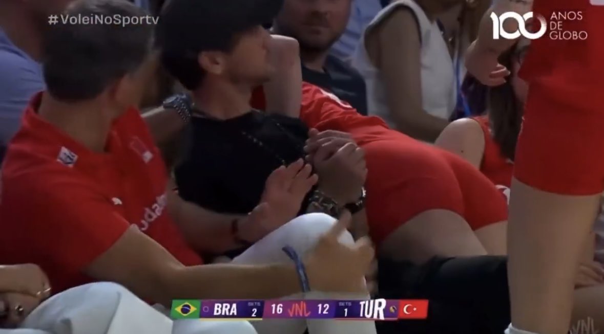 Aras is like "i swear i didn't do anything she came here "hahahahajsjsjsjjsjsjsjdjsjsj