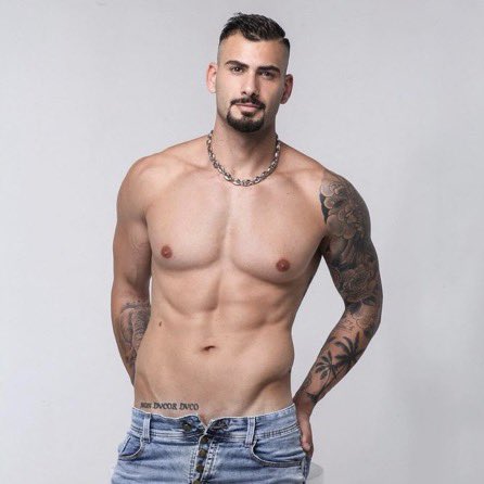 poponze's tweet photo. Nicole Bahls sobre os boatos de que teria dispensado o ex-BBB Nizam:

“Ele já tinha dado em cima da Letícia Spiller, e eu não gosto de pegar nada que eu sei que já passou por outra pessoa. Eu gosto é de lançamento.” https://t.co/CmDA0uOW8K