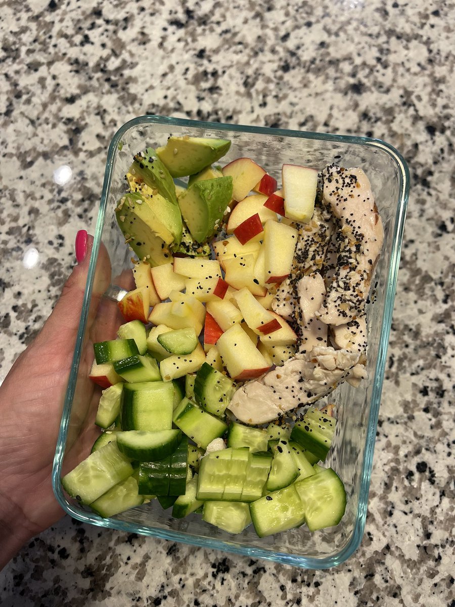 Normalize snacking on Whole Foods instead of ultra processed junk. You’ll feel better, perform better and optimize your recovery. 

-Cucumber
-Grilled chicken 
-Diced apple 
-Sliced avocado 

Keep it simple. A colorful plate is a healthy plate. Eat the rainbow 🌈
