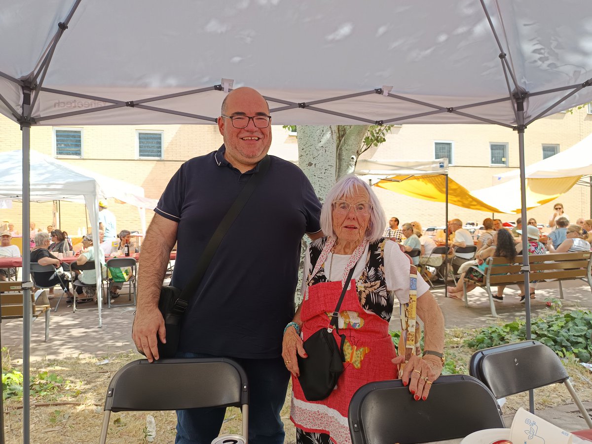 DavidLabrador23's tweet photo. 🎉¡Acabo de salir de la #FiestaPopular de @ancoradona!
😍He disfrutado de una #Butifarrada riquísima, de las #Habaneras cantadas por #FolkMontjuïc, de canciones clásicas interpretadas por #CantanteGabriel...
💪🏻Agradezco a María y a todas sus compañeras de #Àncora la invitación. https://t.co/iw1vDmGpvt