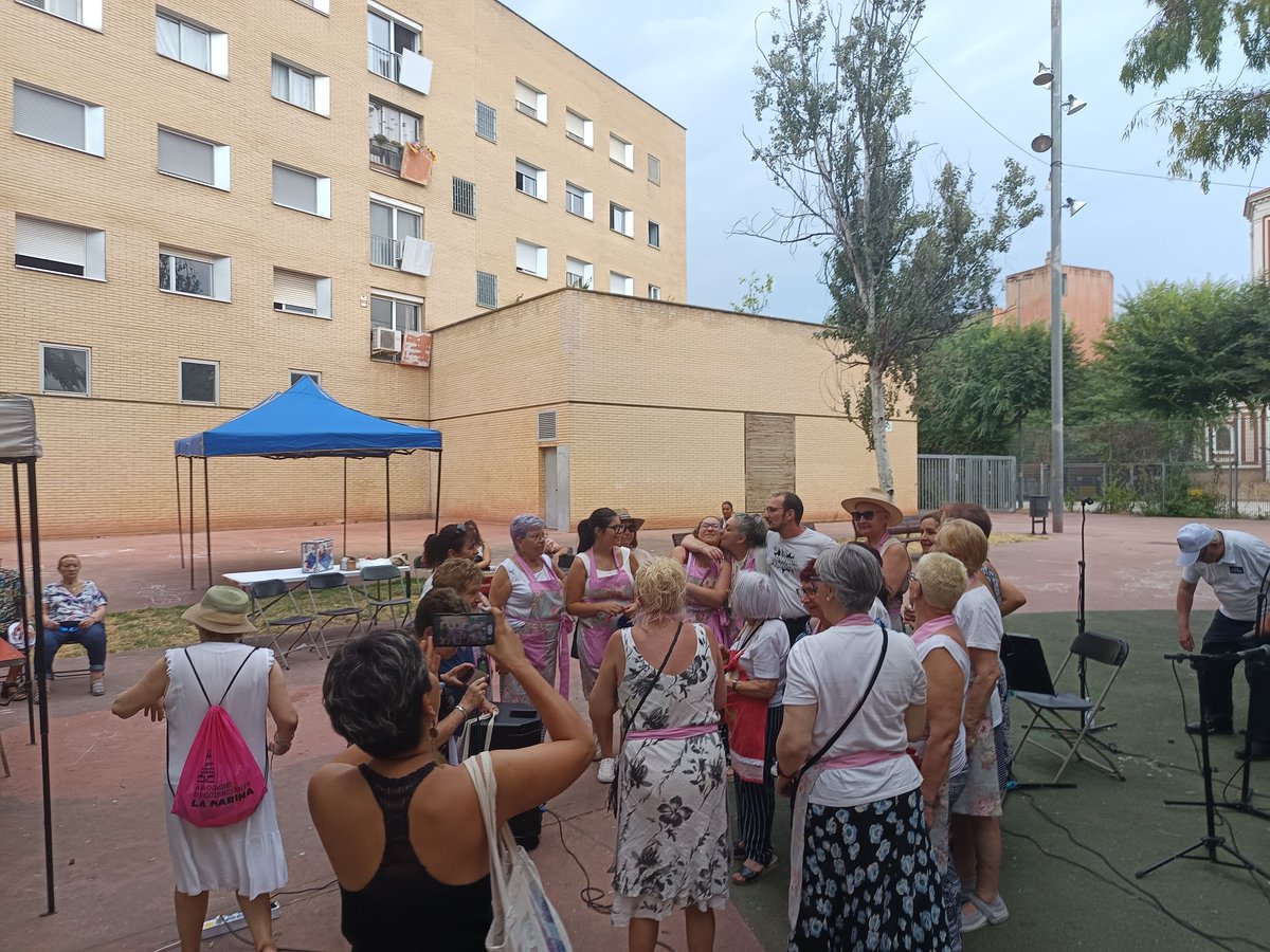 DavidLabrador23's tweet photo. 🎉¡Acabo de salir de la #FiestaPopular de @ancoradona!
😍He disfrutado de una #Butifarrada riquísima, de las #Habaneras cantadas por #FolkMontjuïc, de canciones clásicas interpretadas por #CantanteGabriel...
💪🏻Agradezco a María y a todas sus compañeras de #Àncora la invitación. https://t.co/iw1vDmGpvt