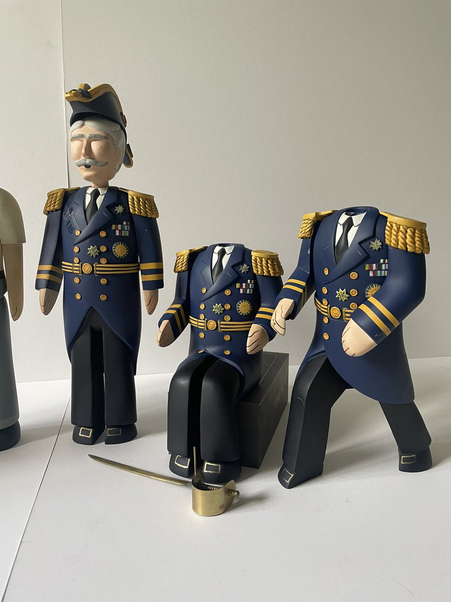EmeraldTender's tweet image. Moving along.
Lot 2. The admiral and his bodies, Ship’s captain, the second dock manager and a dock worker figurines.
As seen from the episodes Thomas and the treasure, Salty’s Stormy Tale, Percy’s Big Mistake, Fish and the Salty music video.
Check out the thread below for more!