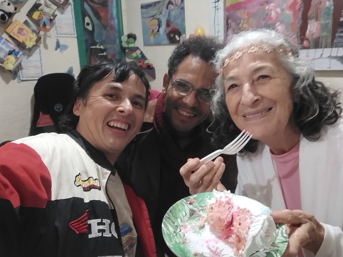 tedipassaro's tweet photo. #ParadaSPnaDiaTV 2025 faço 50 anos, só há 5 anos casade. Minha mamãe q fez a festa de niver do meu maride. Desejo esse amor para todes! https://t.co/eoLDwwKZt2