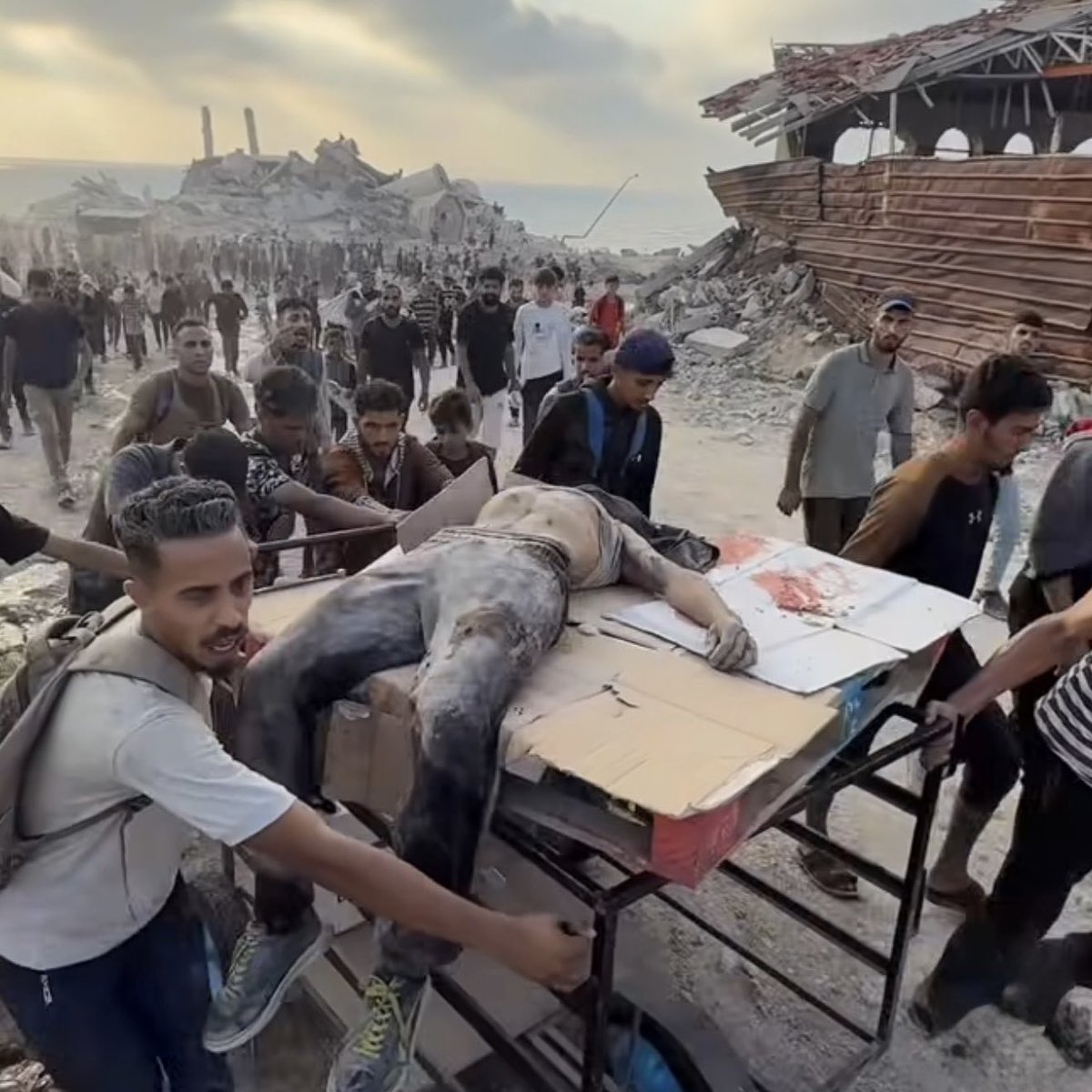 عربات كان من المفترض أن تحمل المساعدات، لا الجثامين… فعادت محمّلة بالموت بدلًا من الطحين.