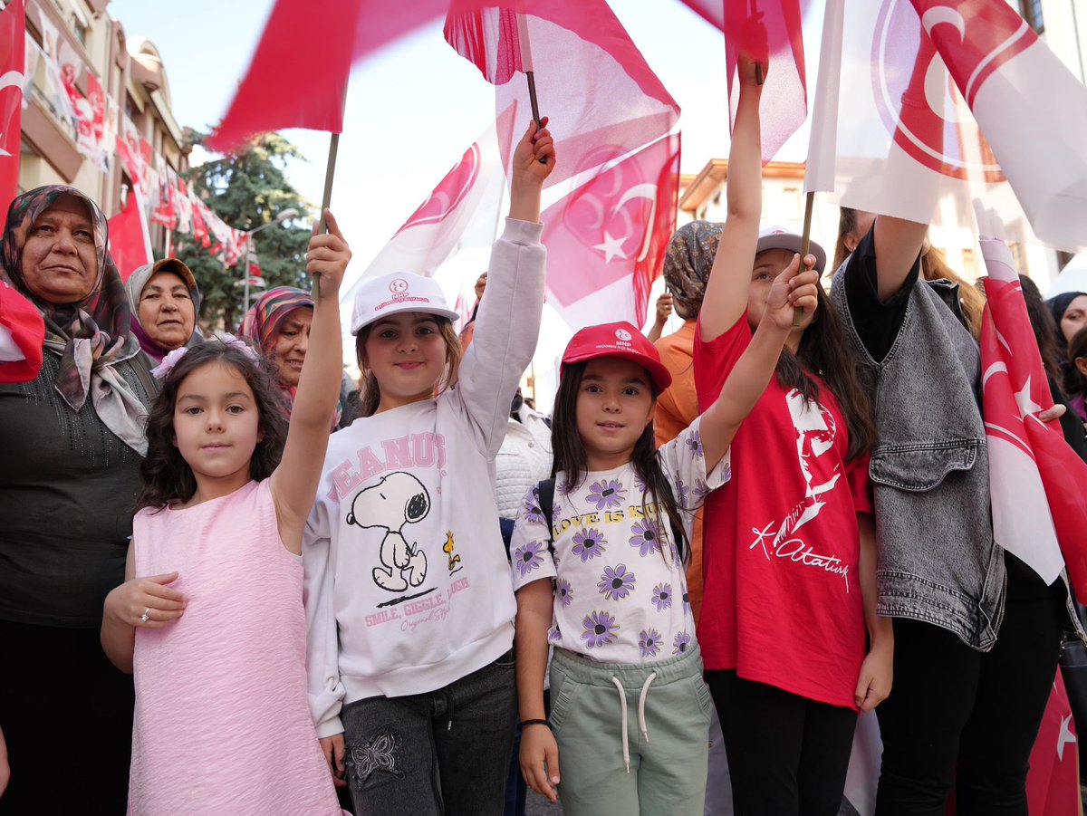 En doğrusu kapı çalmak,
En doğrusu gönül almak,
En doğrusu birlik olmak,
Doğrulara selam olsun. 

Keçiören ilçe teşkilatımızla, devir teslim töreninde bir araya geldik. İlçe başkanımız Kenan Yağmur ve teşkilatına başarılar diliyorum.