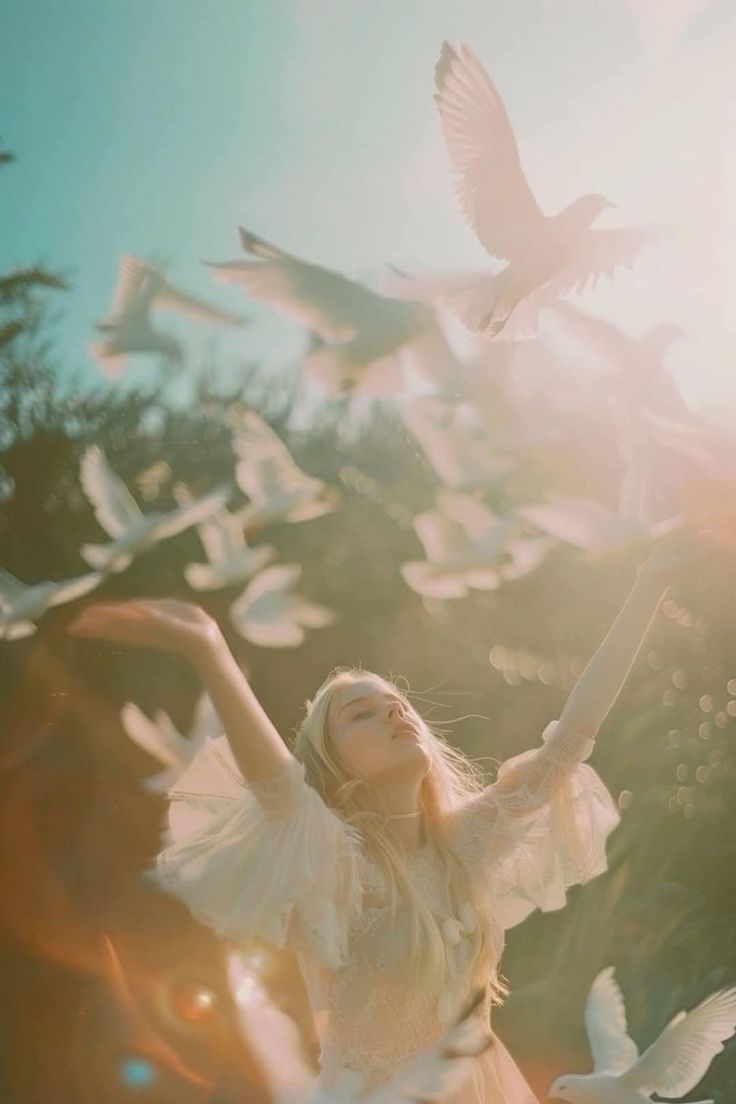 Amas la Libertad por encima de todo,
pero yo soy la misma Libertad.
¡No se podrá comprar el♥️ de nadie!
Ahora sé lo q dicen el ruiseñor y el árbol
El hombre es un cautivo y no puede librarse
¡Libertad de lo alto! Libertad verdadera,
enciende para mí tus estrellas distantes

Lorca
