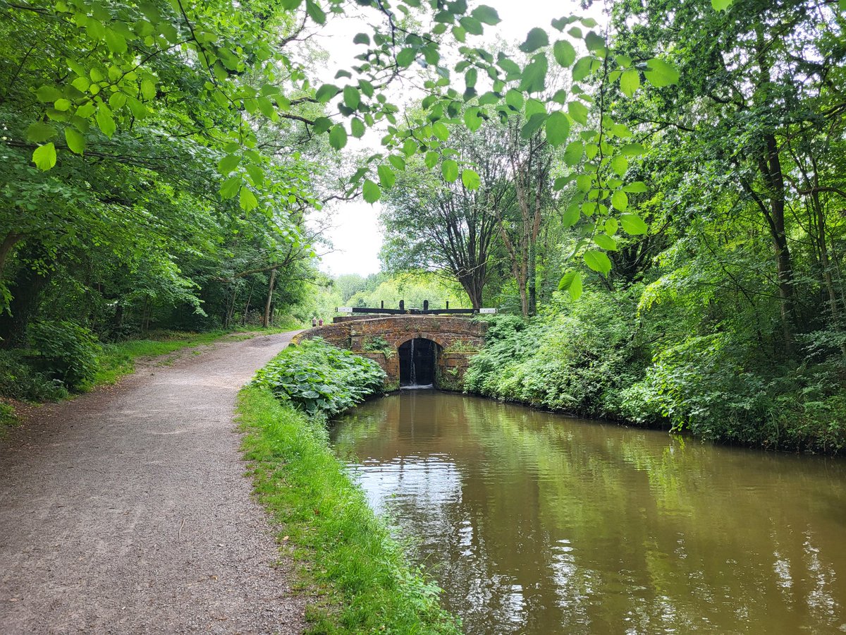 M1key_P's tweet photo. Sunday walks #LifeIsBetterByWater #PeakForestCanal @CanalRiverTrust https://t.co/tiG18qKAKu