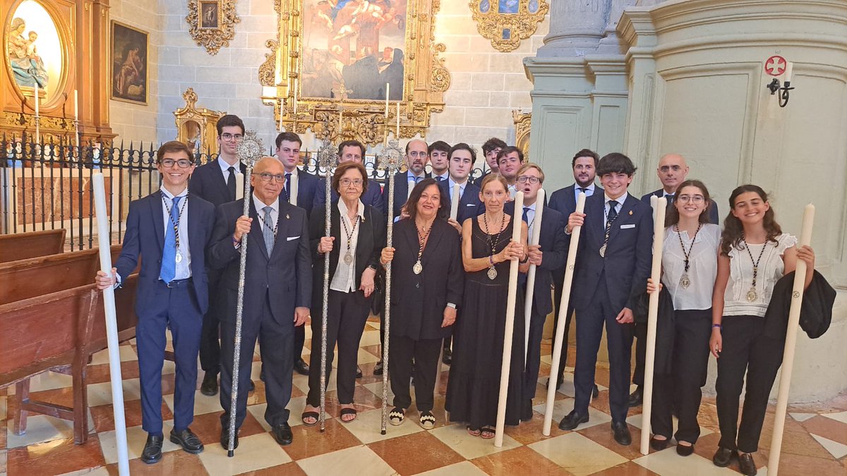 Representación corporativa de nuestra archicofradía en la procesión con el Santísimo Sacramento.