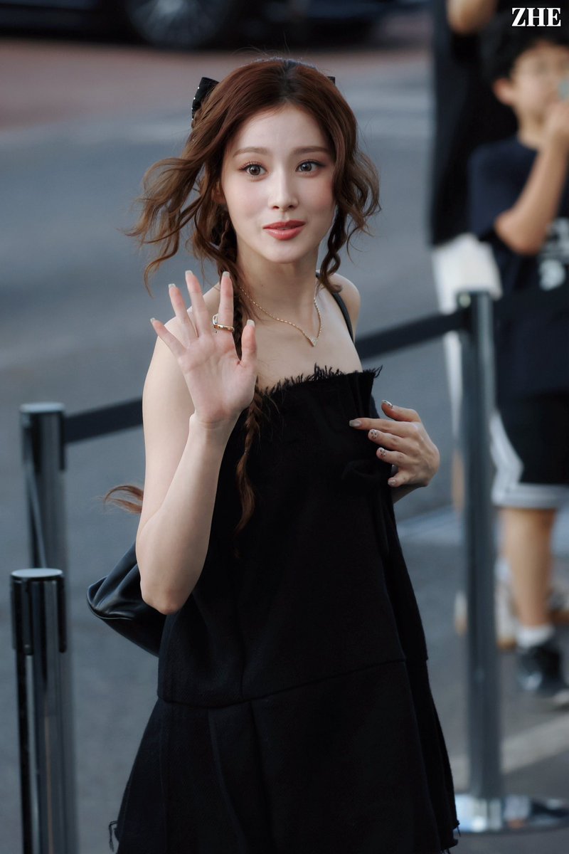 TARS432's tweet photo. #PradaSS26 #PradaxSANA #Prada #SANA https://t.co/boAz6ZYfHt