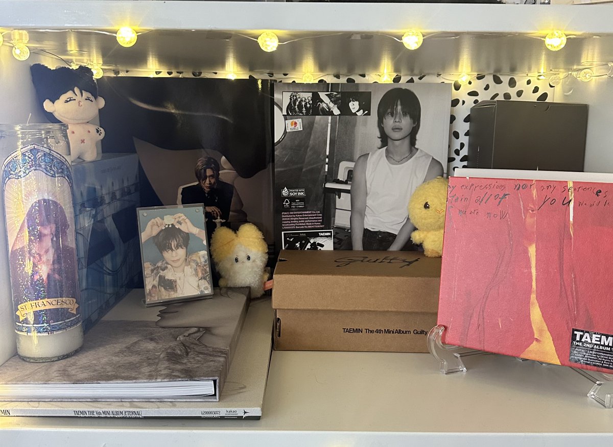 BookSuburbia's tweet photo. Ok, this is my #SHRINee look for this summer. The plushies stick perfectly to my rack (I don’t have a closet and I keep all my clothes in boxes 🤭) and I added string lights to all 4 shelves. Top is for some of my #SHINee albums + Jjong, 2nd is still Jinki’s (the SHINee lighstick fits best here), I switched #Taemin’s to the 3rd level cause his lightick box fits there, and MinKey are sharing the bottom one cause I feel like I have more plushies and I can see the martini #PleasureShop glass at eye level if I’m lying in bed lol.
My pride and joy 🥹. It may not be much, but it makes me happy 🥰.