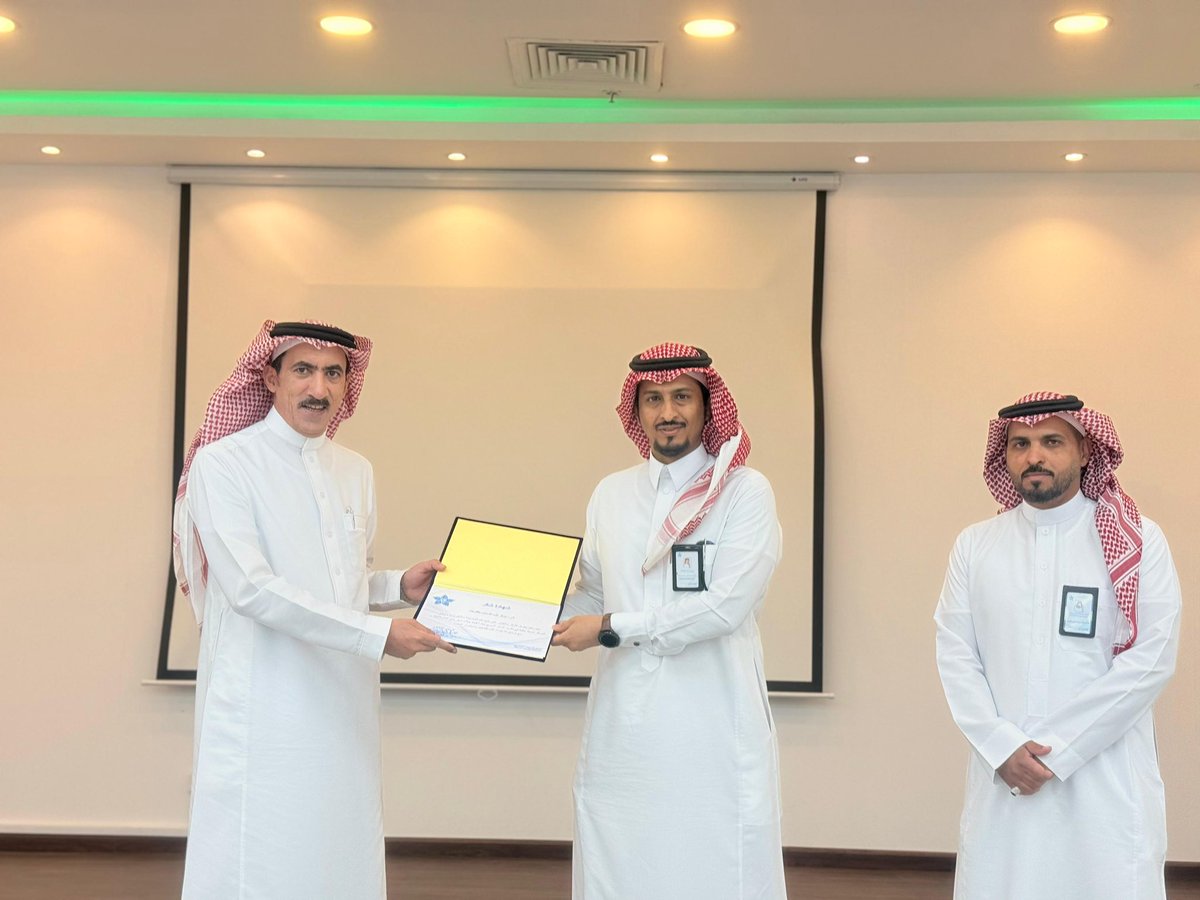 #تكريم 

الرئيس التنفيذي لتجمع الجوف الصحي يكرم المنشآت الصحية الحاصلة على أعلى النتائج في تقييم الزائر السري لشهر مايو 2025 في القريات ، وذلك تقديرًا لجهودهم المتميزة في تقديم خدمات صحية عالية الجودة وتعزيز تجربة المستفيد.

#التواصل_الداخلي
#تجمع_الجوف_الصحي