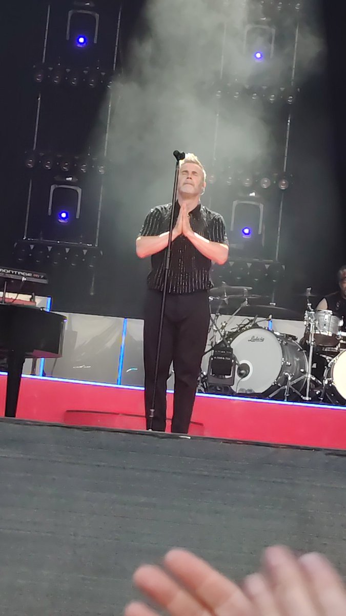 Bayfs29's tweet photo. Brilliant night last night seeing @GaryBarlow with my bestie @LauraLizTT what a fantastic atmosphere and meeting more of the Thatter family ❤️ https://t.co/AiFtpsRiPk