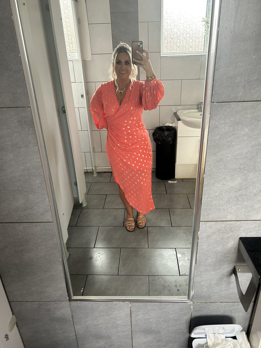 Rachybarton's tweet photo. #scrubbingupokfor47
#nofilter
#weddingguest
#toiletselfie 
Hair by Kel
Makeup by jamiemua
Dress: @girlinmind 
Shoes @clarksshoes 
Bag @TKMaxx_UK 
Nails by Victoria’s nails
Perfume @Viktor_and_Rolf Flowerbomb https://t.co/M08OkIeo3r