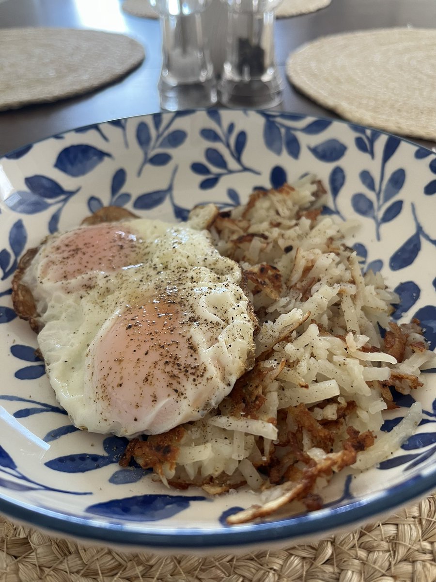 Today’s #patiopic. Hello Sunday. Who doesn’t love sleeping in, making a brunch-like breakfast, and taking a walk to enjoy the weather. Ahh yes… life is slow and I’m loving it!!