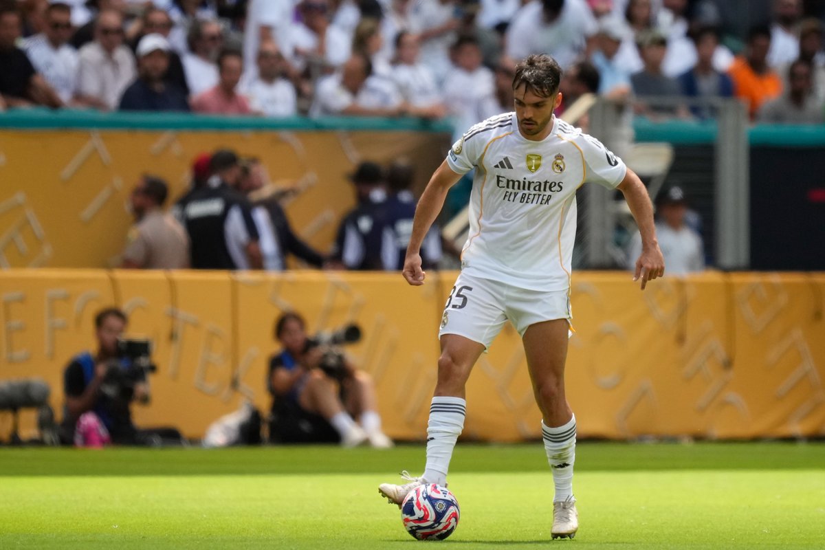 Radioestadio (@radioestadio) on Twitter photo 🎙️ <a href="/latigoserrano/">Miguel Serrano</a>: "El nivel de Raúl Asencio es de cuarto central en el Real Madrid. Este ya es el enésimo fallo de concentración, que le sucede por ir sobrado. Ha llegado al primer equipo hiperventilados y va pasado de vueltas en todas sus acciones".
⬇️ Escucha el #FIFACWC en 🎙️ <a href="/latigoserrano/">Miguel Serrano</a>: "El nivel de Raúl Asencio es de cuarto central en el Real Madrid. Este ya es el enésimo fallo de concentración, que le sucede por ir sobrado. Ha llegado al primer equipo hiperventilados y va pasado de vueltas en todas sus acciones".
⬇️ Escucha el #FIFACWC en