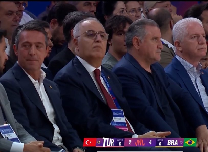 Bir ortamda Ali Koç varsa mağlubiyet kaçınılmazdır. Bakan ağzına baklava verse belki bir şansımız olabilirdi... #FileninSultanları