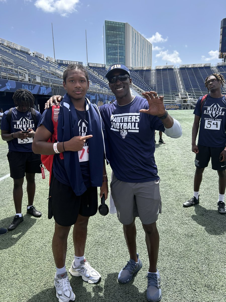 Meeks_gavin09's tweet photo. pushing limits owning the field @A_Gaitor @FIU https://t.co/cjdl2ckn0u