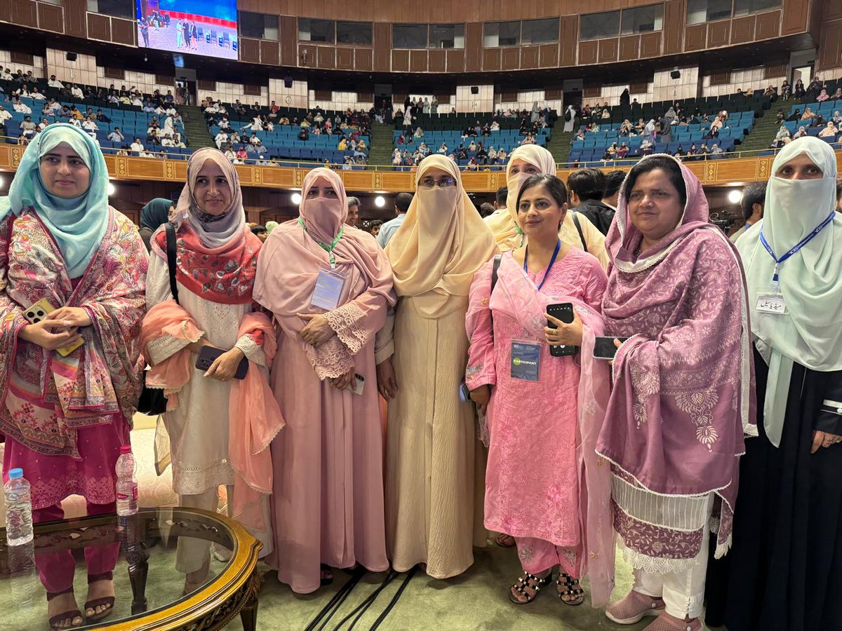 JamaatWomen's tweet photo. *ڈاکٹر حمیرا طارق*
(سیکرٹری جنرل حلقہ خواتین جماعت اسلامی پاکستان)اور ان کی ٹیم نے یوتھ ڈیجیٹل سمٹ میں شرکت کی۔ نوجوان بچیوں اور خواتین کی دلچسپی نے اس کو ایک کامیاب اور متاثر کن ایونٹ بنا دیا۔

#YDS2025 #YouthDigitalSummit #UniteToRebuildPakistan #JamaateIslami https://t.co/Lnu4Q1Fo60