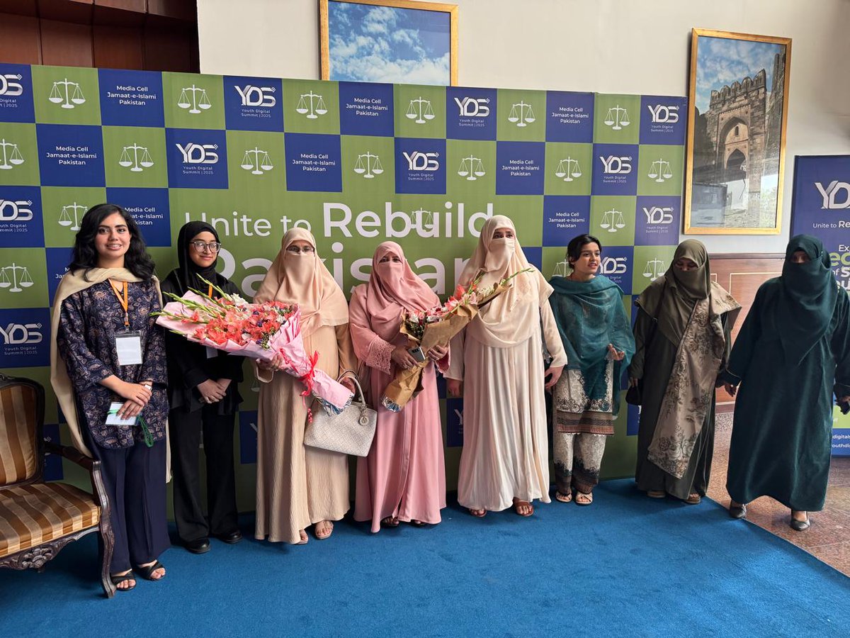 JamaatWomen's tweet photo. *ڈاکٹر حمیرا طارق*
(سیکرٹری جنرل حلقہ خواتین جماعت اسلامی پاکستان)اور ان کی ٹیم نے یوتھ ڈیجیٹل سمٹ میں شرکت کی۔ نوجوان بچیوں اور خواتین کی دلچسپی نے اس کو ایک کامیاب اور متاثر کن ایونٹ بنا دیا۔

#YDS2025 #YouthDigitalSummit #UniteToRebuildPakistan #JamaateIslami https://t.co/Lnu4Q1Fo60