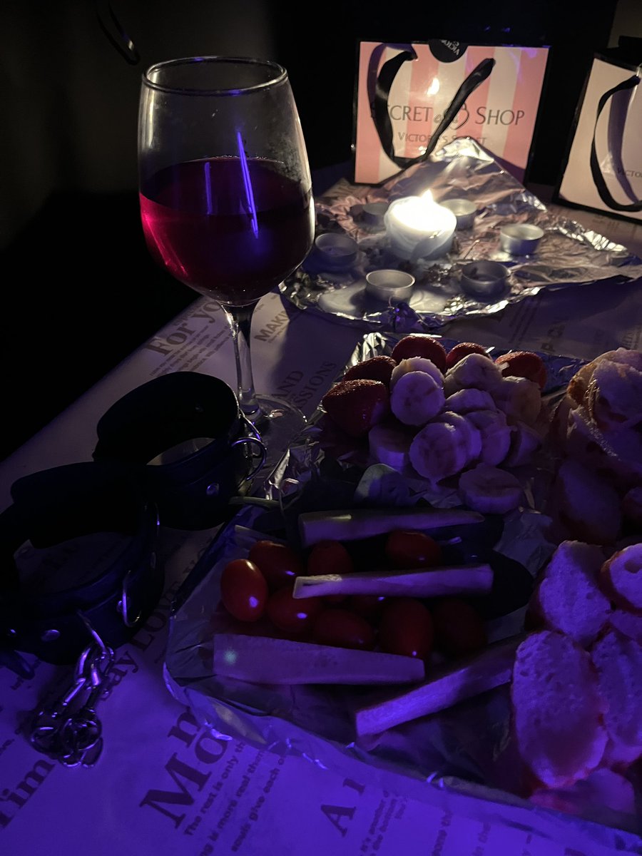 JanekissL's tweet photo. The evening has just begun… but feels promising.
What’s the mood on your side?

#eveningvibes #aesthetic #wineandvibes #femininity https://t.co/EZ2IEZPH1q