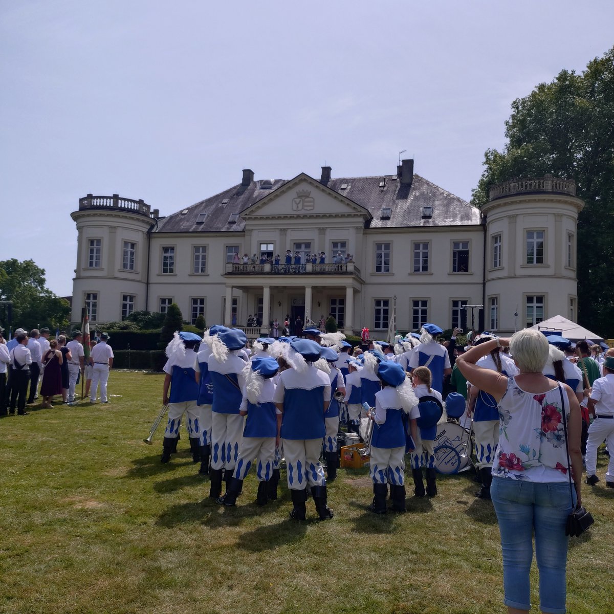 v_i_o_l_a's tweet photo. wir haben schon in vielen kirchen gefroren, und wir haben schon auf vielen schützenfesten geschwitzt. aber der #orchester-einsatz heute beim sternmarsch zum jubiläum des schützenvereins st. johanni buldern dürfte einer der wärmsten gewesen ein. 😜 #2025 https://t.co/fCO0LyXzM6