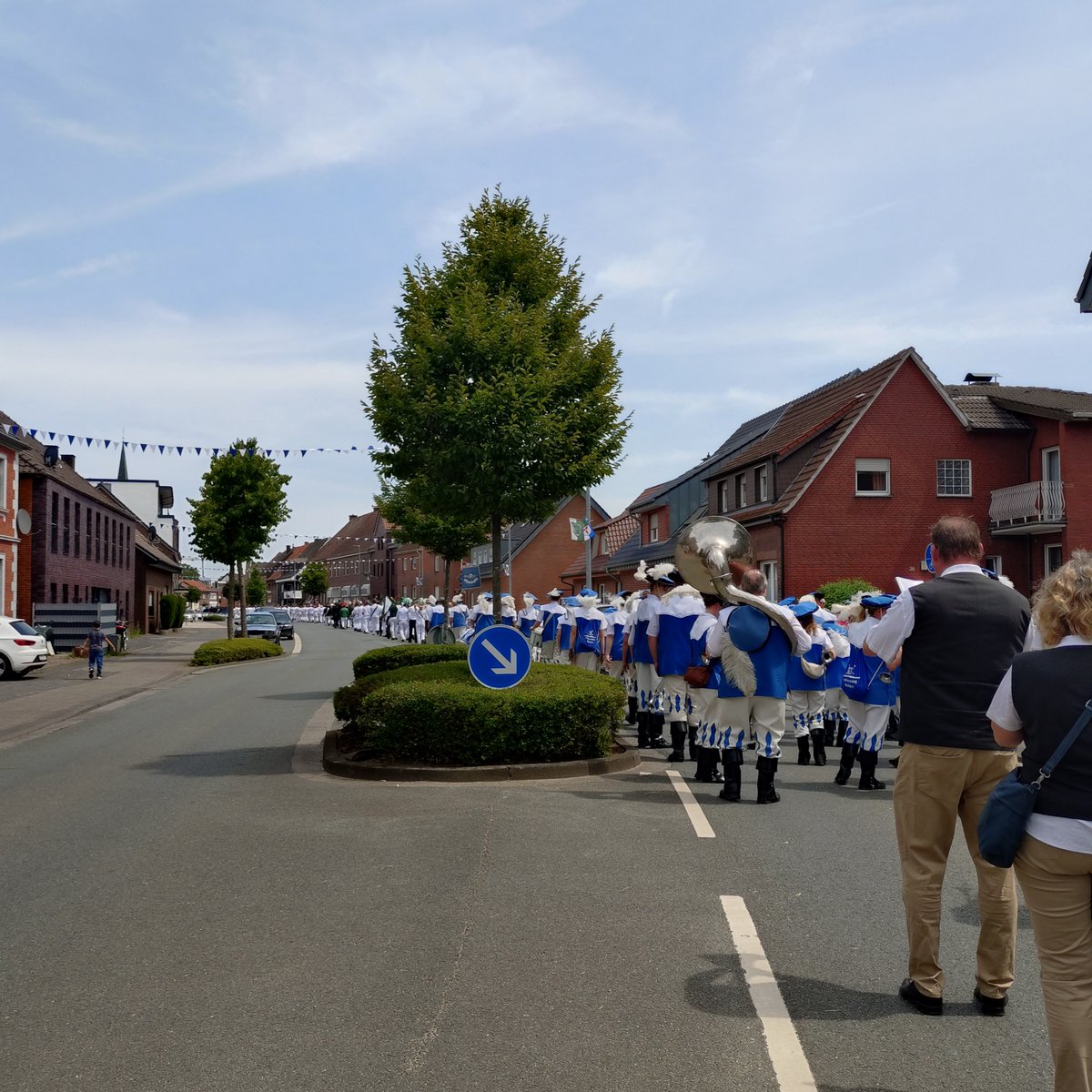v_i_o_l_a's tweet photo. wir haben schon in vielen kirchen gefroren, und wir haben schon auf vielen schützenfesten geschwitzt. aber der #orchester-einsatz heute beim sternmarsch zum jubiläum des schützenvereins st. johanni buldern dürfte einer der wärmsten gewesen ein. 😜 #2025 https://t.co/fCO0LyXzM6