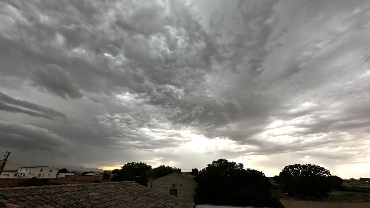 Xavier Coll (@xcollgi) on Twitter photo Capvespre amb llamps i trons 21:15 h. De moment quatre gotes mal comptades. #ivarsdurgell <a href="/meteocat/">Meteocat</a> <a href="/eltempsTV3/">El temps</a> <a href="/AEMET_Cat/">AEMET_Cataluña</a> <a href="/climadelleida/">Climadelleida/meteoponent</a> Capvespre amb llamps i trons 21:15 h. De moment quatre gotes mal comptades. #ivarsdurgell <a href="/meteocat/">Meteocat</a> <a href="/eltempsTV3/">El temps</a> <a href="/AEMET_Cat/">AEMET_Cataluña</a> <a href="/climadelleida/">Climadelleida/meteoponent</a>