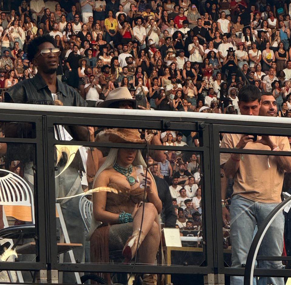 📸| Cardi spotted at Beyoncé’s ‘Cowboy Carter’ tour in Paris today 🤠