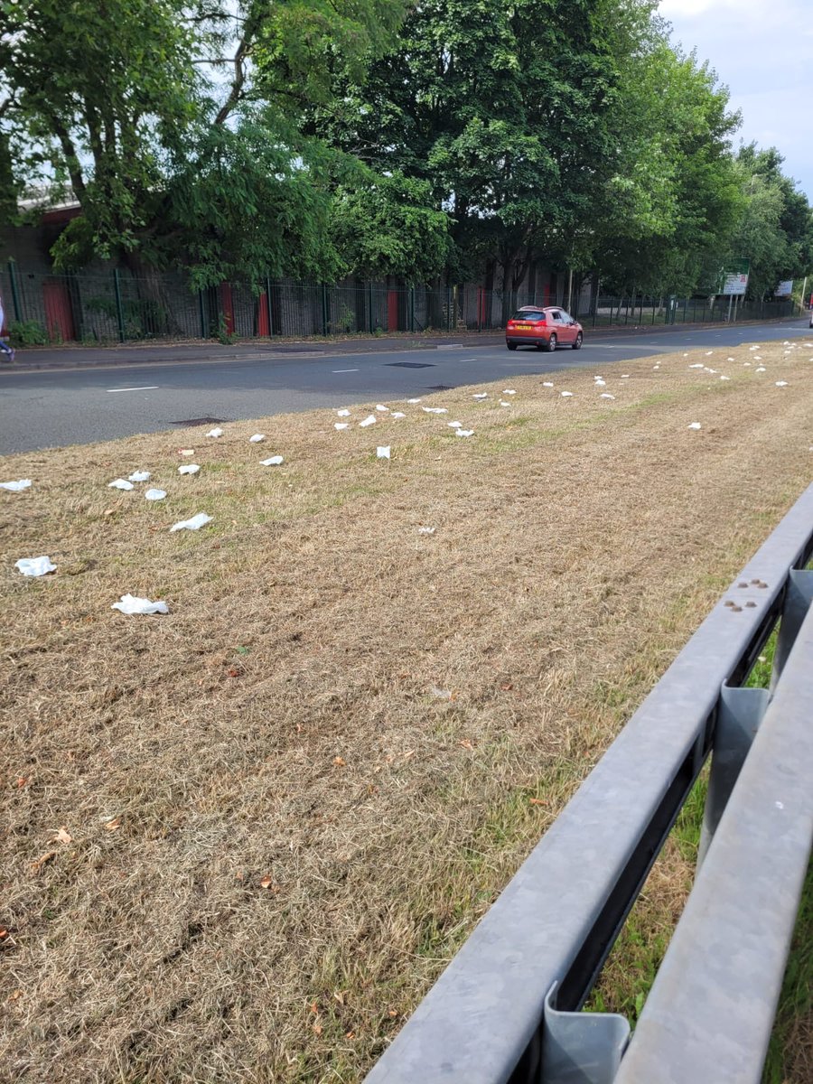 HenleyStatic's tweet image. Reported the litter in the centre of Mucklow Hill at 8:30am on 21st June; the council’s street clean team had it cleared by 10:15am on 21st June. That’s what you call service. Thanks team!  
@dudleymbc
#TogetherWeCanMakeADifference #BinThatLitter #BeTidy #TakeLitterHome