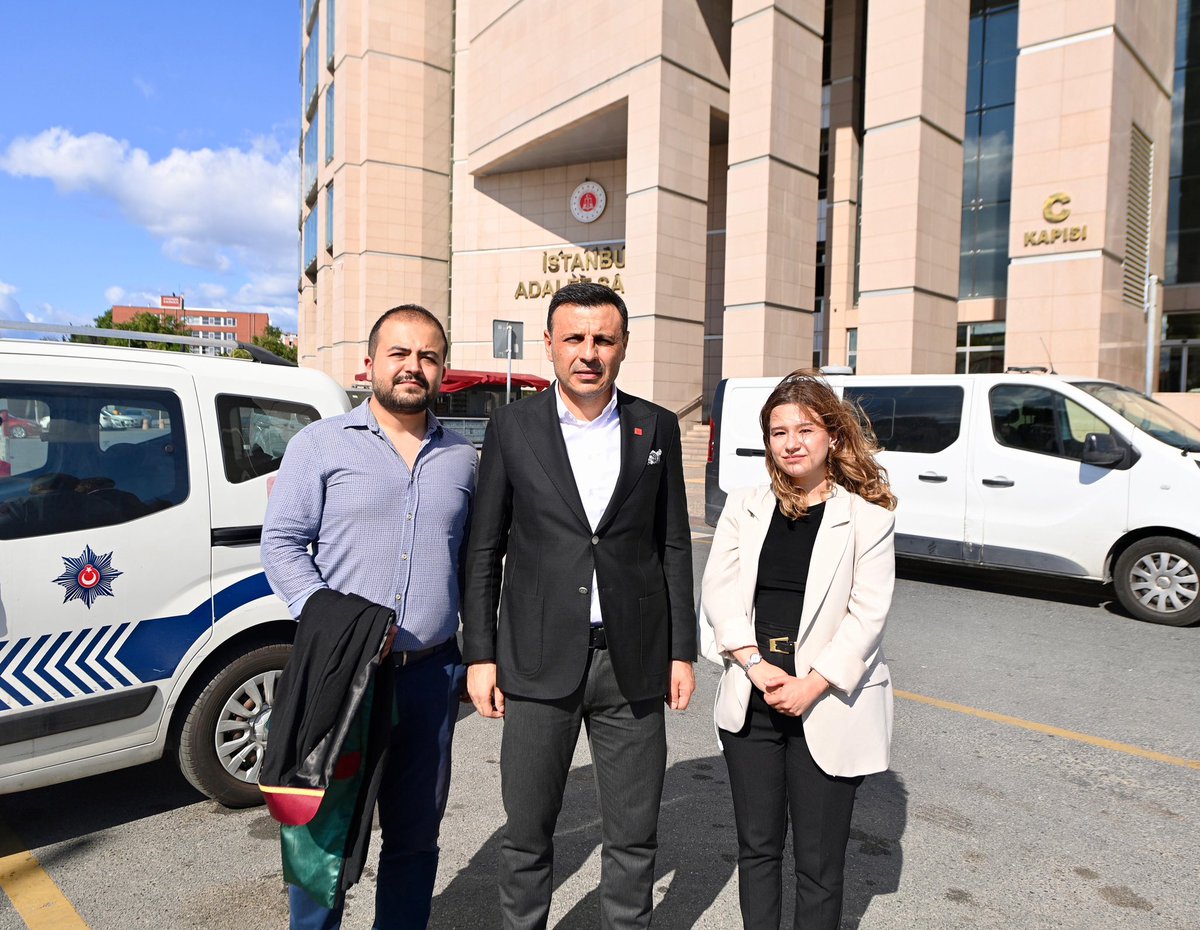 Fatih Altaylı’nın hukuki sürecini takip etmek için Çağlayan Adliyesi’ndeydik. Yargının iktidarın sopası olarak toplumu susturma aracı olarak kullanılmasını kabul etmiyoruz. Bu hukuk dışı uygulamalara derhal son verilmelidir.
Fatih Altaylı derhal serbest bırakılmalıdır.