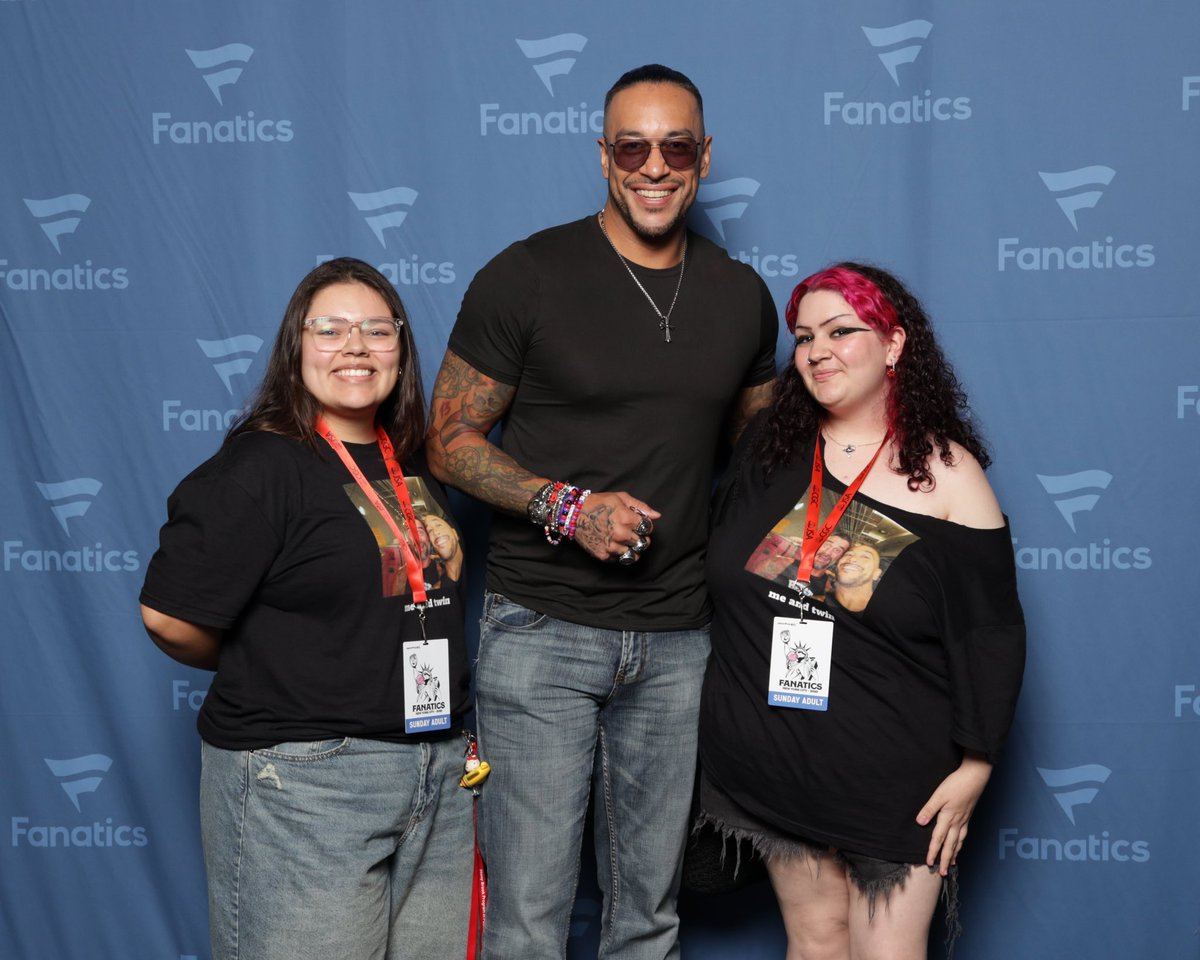 kaapokakkoss's tweet image. we got to meet him twice bc we bought two tickets not realizing that two adults can share one ticket but holy shit 😭