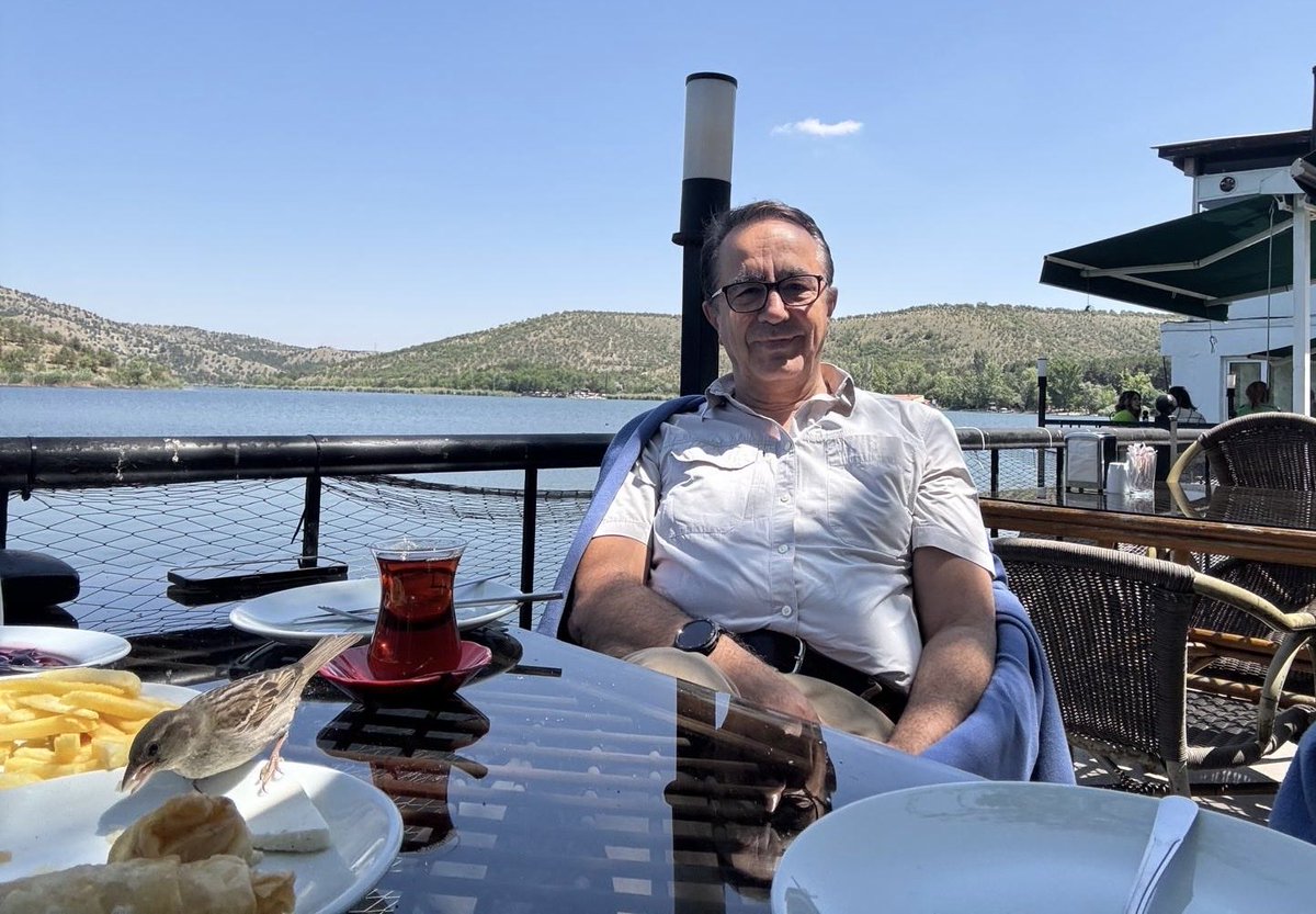 Fotoğraf çekilirken soframıza minik bir serçe geldi;
- Size iyi haberler getirdim
- Neymiş, hemen söyle
- Sağlık Bakanlığı Şam’da ,
Bağdat’ta hastane açıp Suriye’lilere hizmet verecekmiş.
- Eee bundan bize ne
- Oraya gödereceği Türk doktorların kadrolarını size verir artık😄
- 🤨