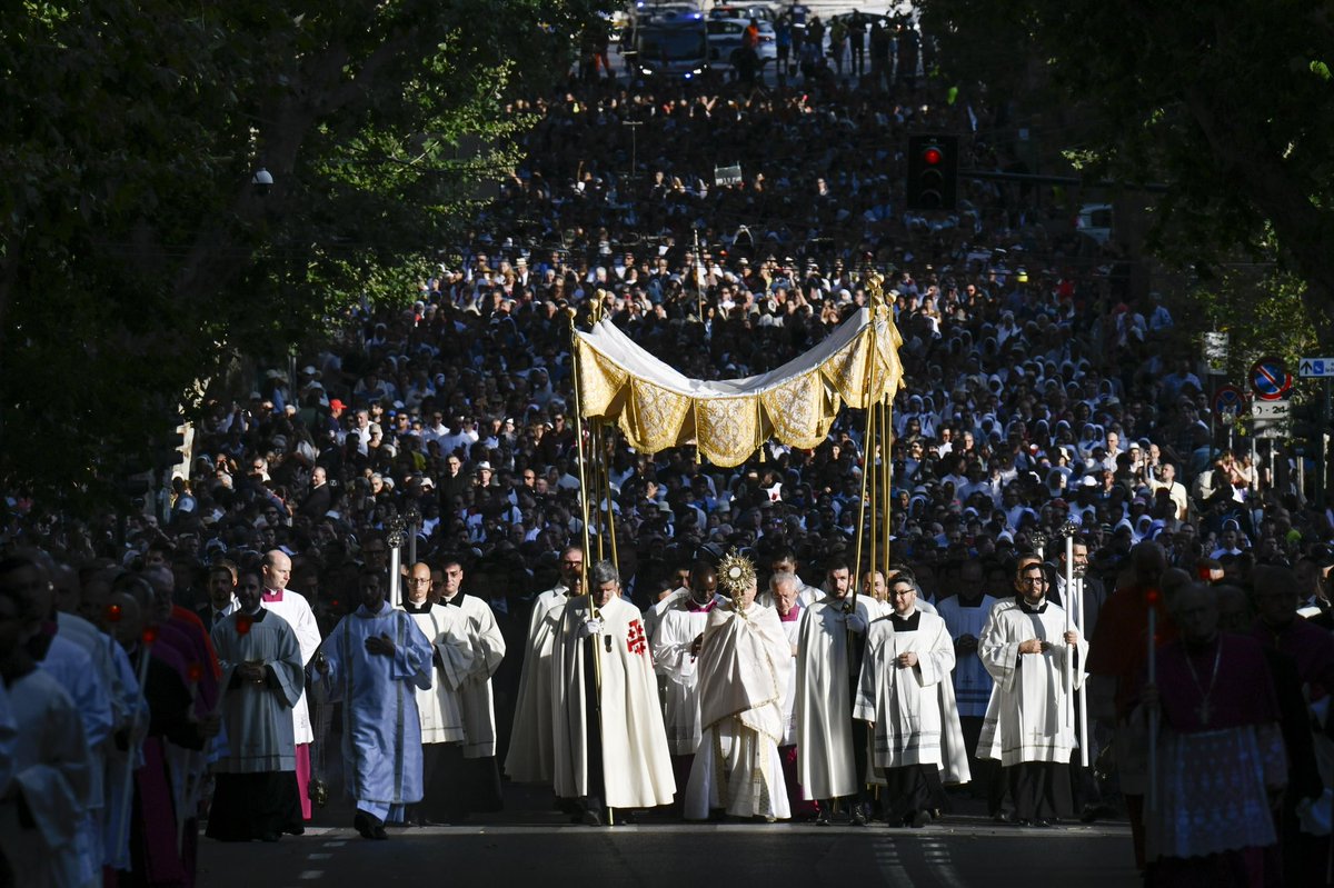 A picture that spekas more than a thousand words.

The Pope and the People of God following Jesus.

#CorpusChristi #PopeLeo 

(📸 Vatican Media)