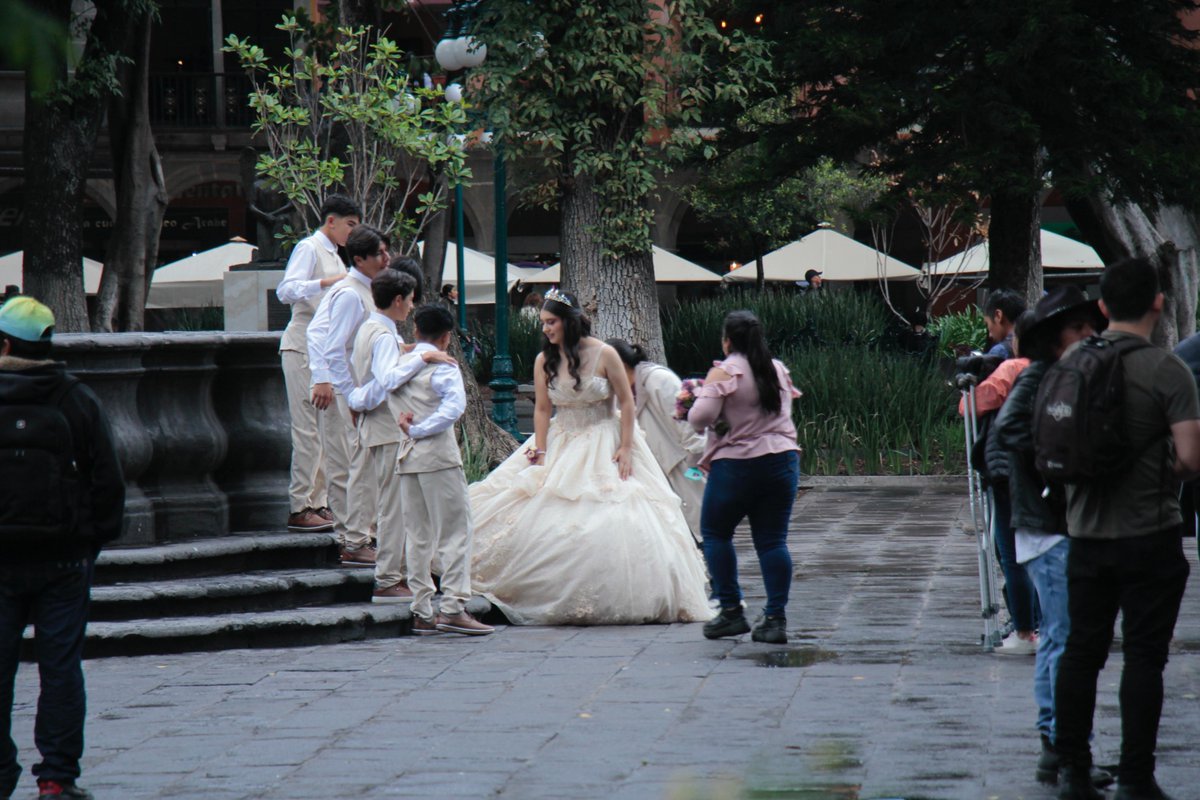 Síntesis Puebla (@sintesisweb) on Twitter photo Una quinceañera se pasea por el zócalo de la ciudad, mientras le hacen fotos.
📸: <a href="/FotoSintesisOB/">Oscar Enrique Bolaño</a> Una quinceañera se pasea por el zócalo de la ciudad, mientras le hacen fotos.
📸: <a href="/FotoSintesisOB/">Oscar Enrique Bolaño</a>