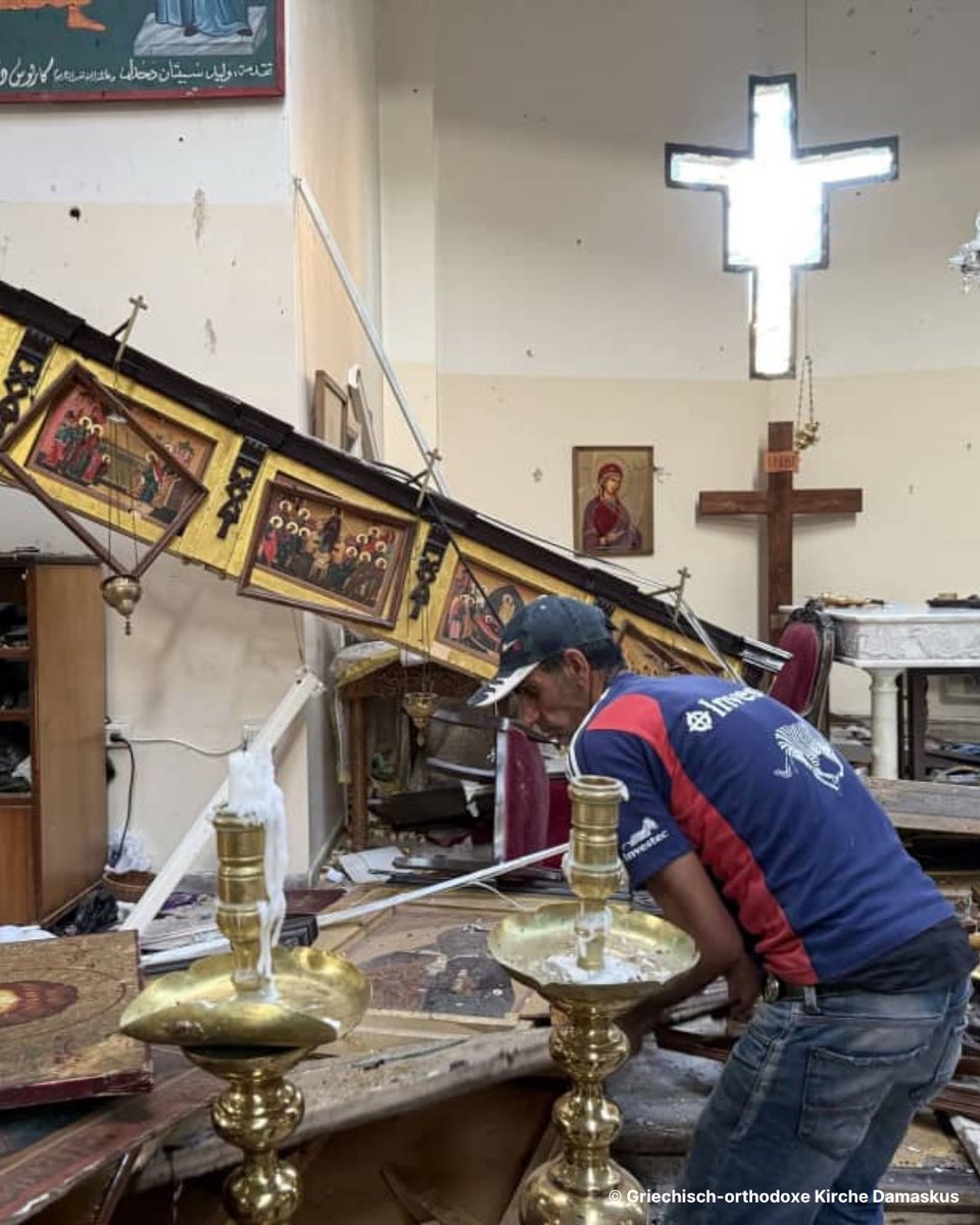 dbk_online's tweet photo. Anlässlich des Anschlags auf die griechisch-orthodoxe St. Elias-Kirche im syrischen Damaskus heute Abend erklärt der Vorsitzende der Deutschen Bischofskonferenz, Bischof Dr. Georg Bätzing:

„Die Christen in Syrien haben heute einen neuen Blutsonntag erlebt. In der griechisch-orthodoxen St. Elias-Kirche hat ein Attentäter das Feuer auf die zum Gottesdienst versammelten Gläubigen eröffnet und sich dann selbst in die Luft gesprengt. Mindestens 20 Menschen sind getötet, Dutzende weitere verletzt worden. Diese furchtbare Tat, die die Handschrift des islamistischen Terrorismus trägt, macht mich traurig und fassungslos. Denn der Mord an betenden und so Gott ehrenden Menschen gehört zu den verabscheuungswürdigsten Verbrechen überhaupt. Er ist die radikale Verneinung Gottes und des Menschen zugleich. Beten wir für die Opfer und ihre Angehörigen und beten wir auch für den Täter, der von seiner eigenen Bluttat beschmiert vor seinen Schöpfer treten muss.

Die Christen in Syrien sind während der langen Jahre des Bürgerkriegs zu einer noch kleineren Minderheit geworden. Auch ihnen ist nach der Machtübernahme durch die Milizen unter Ahmed al-Scharaa vor einigen Monaten zugesagt worden, frei und gleichberechtigt an der Entwicklung des Landes teilhaben zu können. Die Morde des heutigen Tages senden hingegen die Botschaft aus, dass die Christen Syriens an Leib und Leben gefährdet sind, und es ist zu befürchten, dass viele dies als Aufruf verstehen, dem Heimatland den Rücken zu kehren. Umso mehr sind die heute in Damaskus Regierenden aufgefordert, den Christen und allen bedrohten Minderheiten den Rücken zu stärken und allen, die die Bevölkerung mit Gewalt homogenisieren wollen, entschieden entgegenzutreten.“

#Syrien #Christen